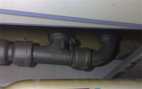 西安地下水管漏水2.png